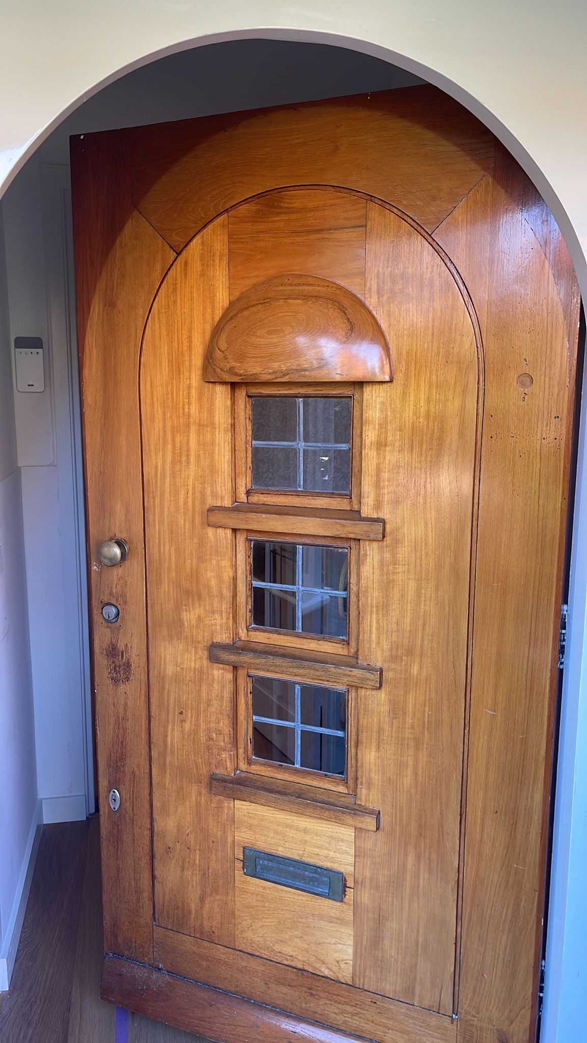 houten deur met opleg slot buiten